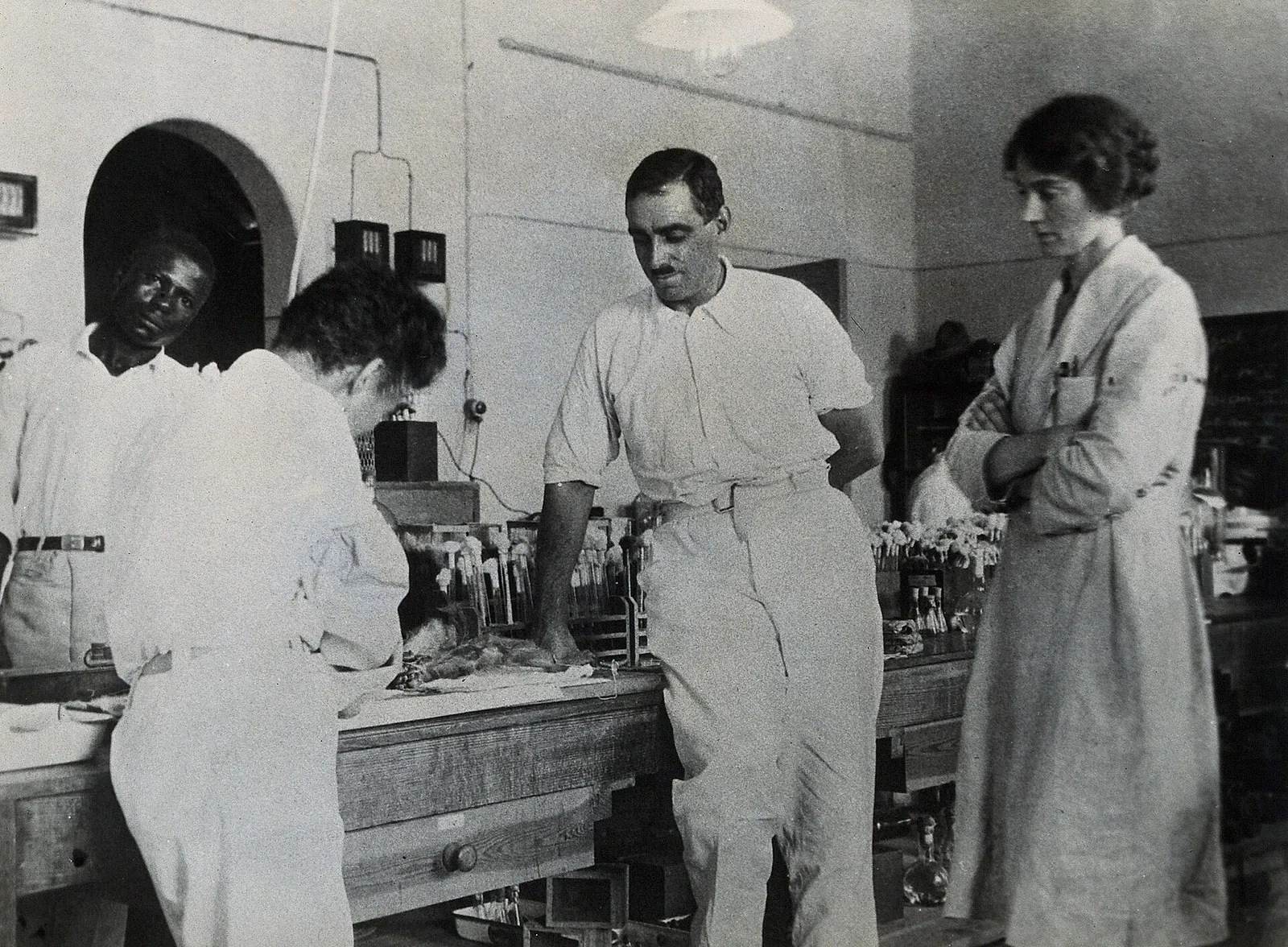 Naukowcy w laboratorium medycznym (zdjęcie ilustracyjne)