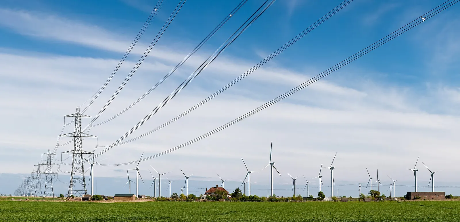 Linie energetyczne i turbiny wiatrowe (zdjęcie ilustracyjne)