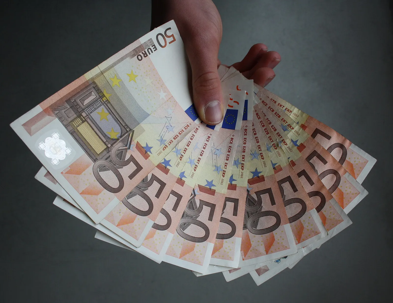 Banknoty w dłoni (zdjęcie ilustracyjne)