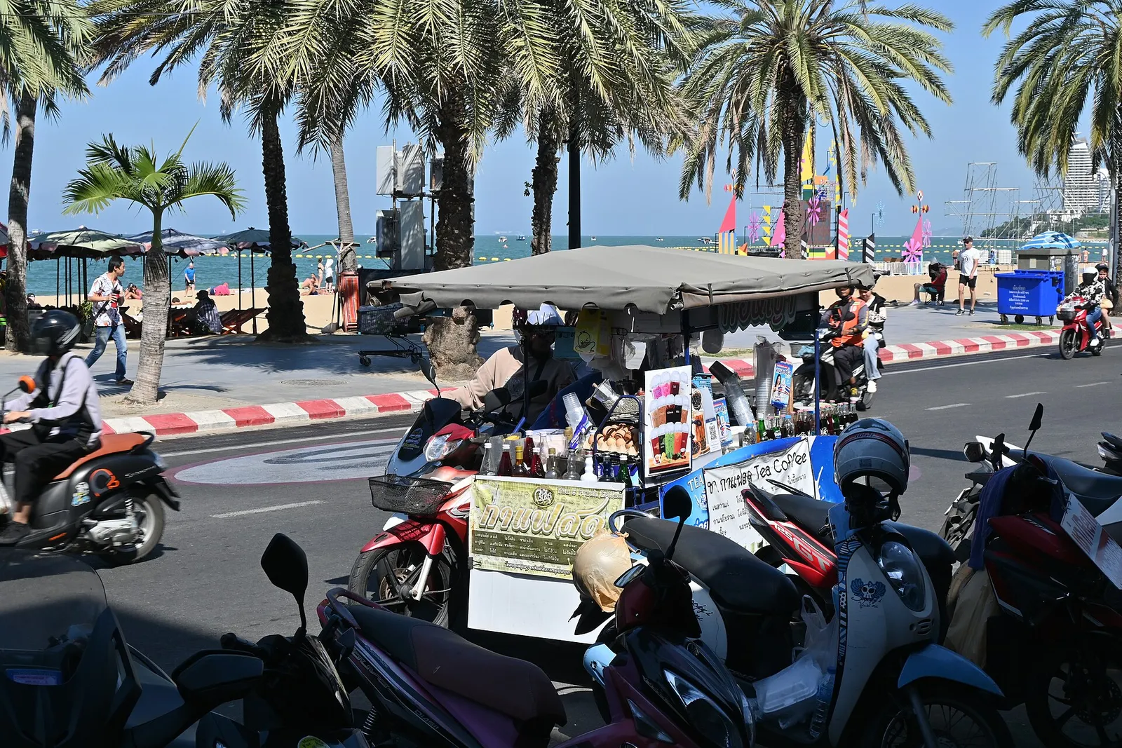 Nadmorska promenada w słoneczny letni dzień (zdjęcie ilustracyjne)