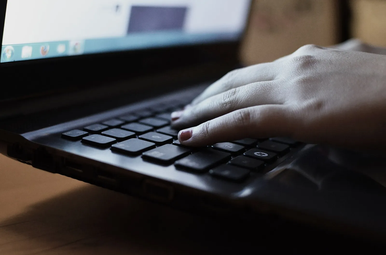 Osoba wypełniająca formularz na laptopie (zdjęcie ilustracyjne)