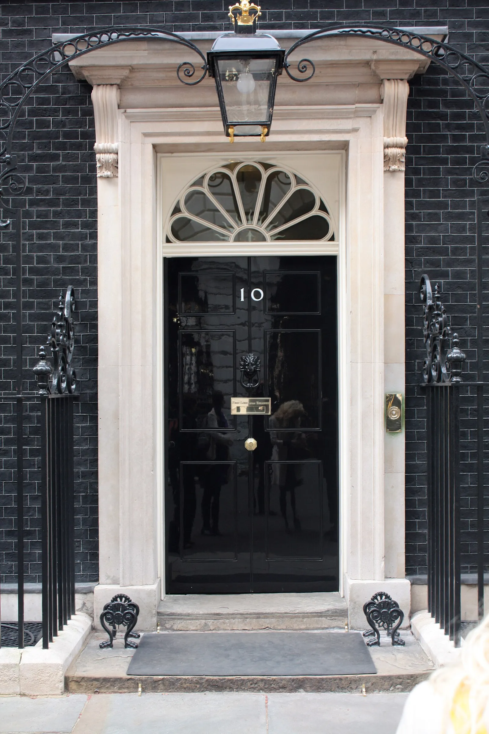 Drzwi siedziby premiera przy Downing Street 10 (zdjęcie ilustracyjne)