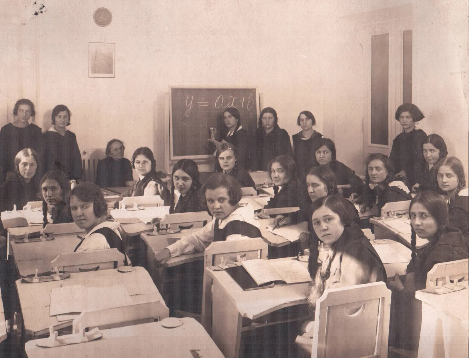 Sala lekcyjna z rzędami ławek