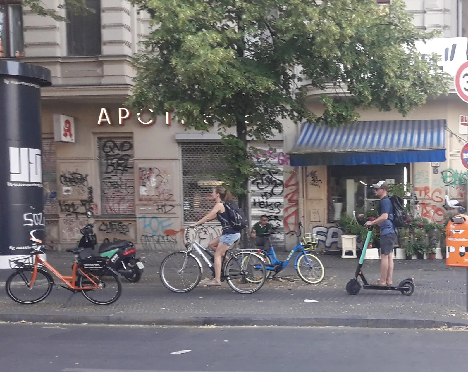 Użytkownicy hulajnóg elektrycznych w mieście (zdjęcie ilustracyjne)