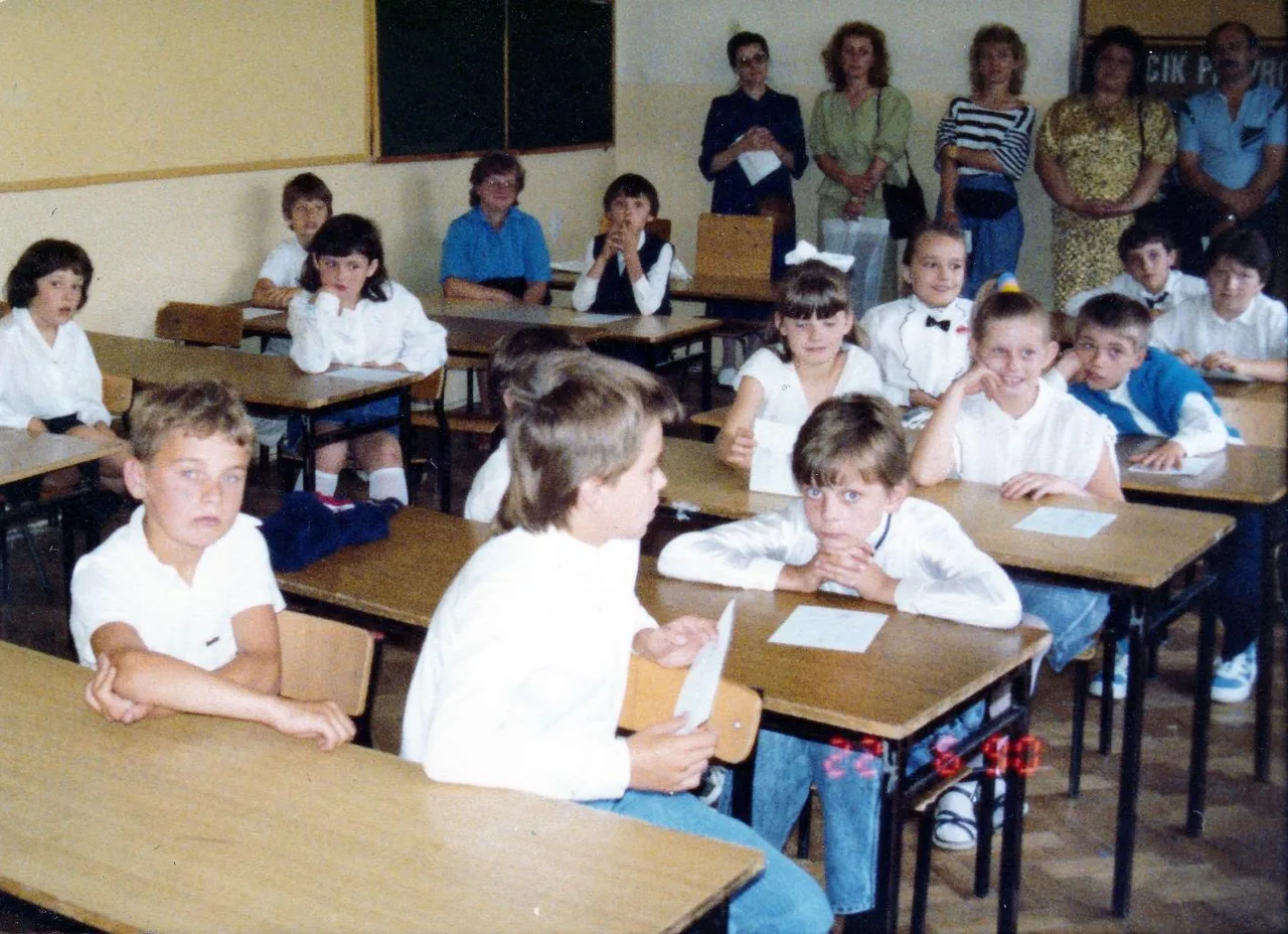 Rozdanie świadectw w szkole (zdjęcie archiwalne)