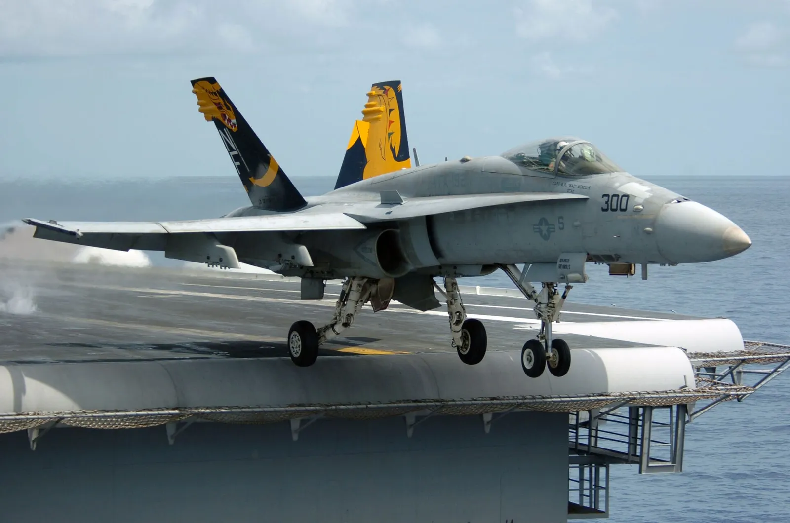 Myśliwiec F/A-18C startuje z pokładu lotniskowca (zdjęcie archiwalne US Navy)