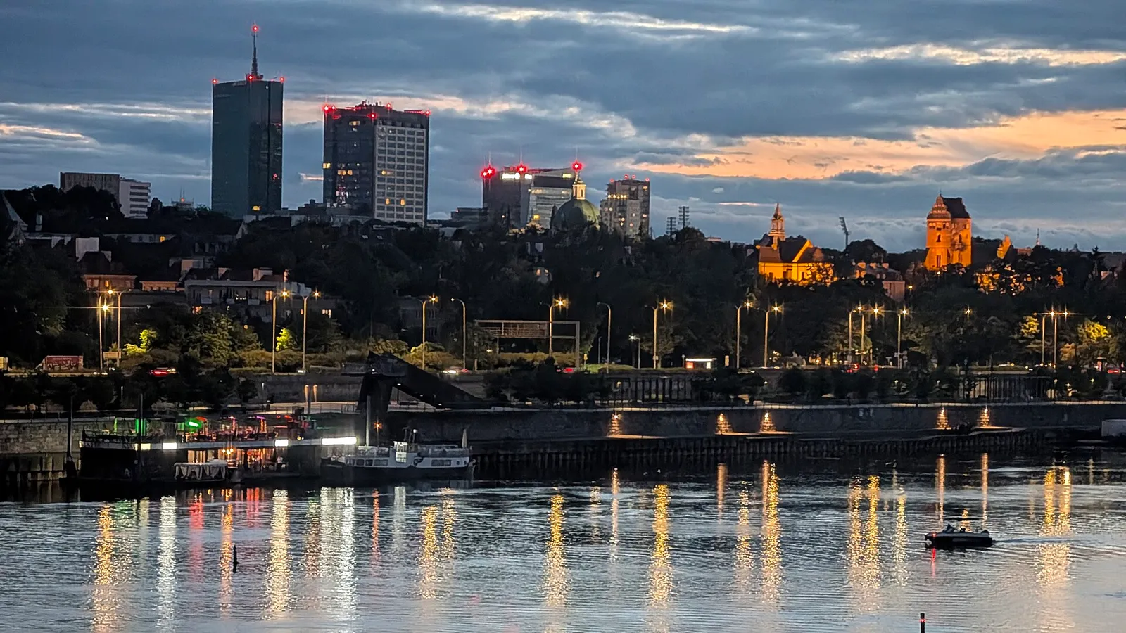 Wieczorna panorama Warszawy nad Wisłą