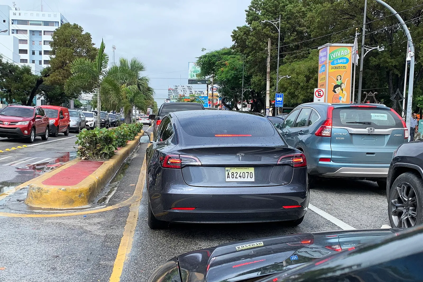 Samochód Tesla Model 3 (zdjęcie ilustracyjne)